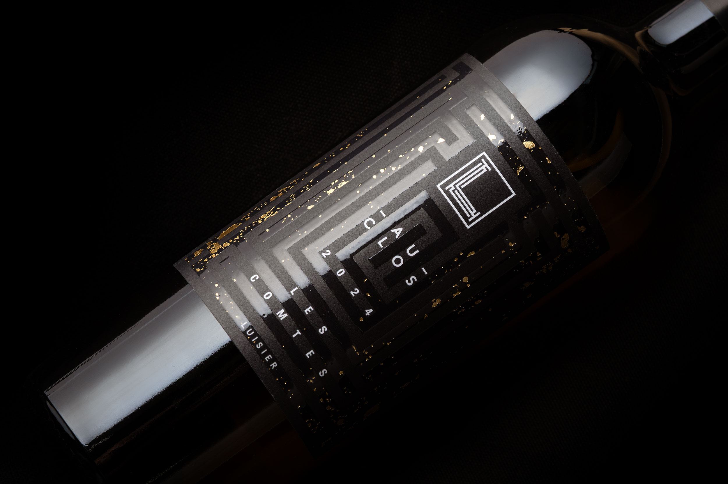 Photographie de bouteille de vin, de flacon de parfum – Packshot produit | Ozalid Studio